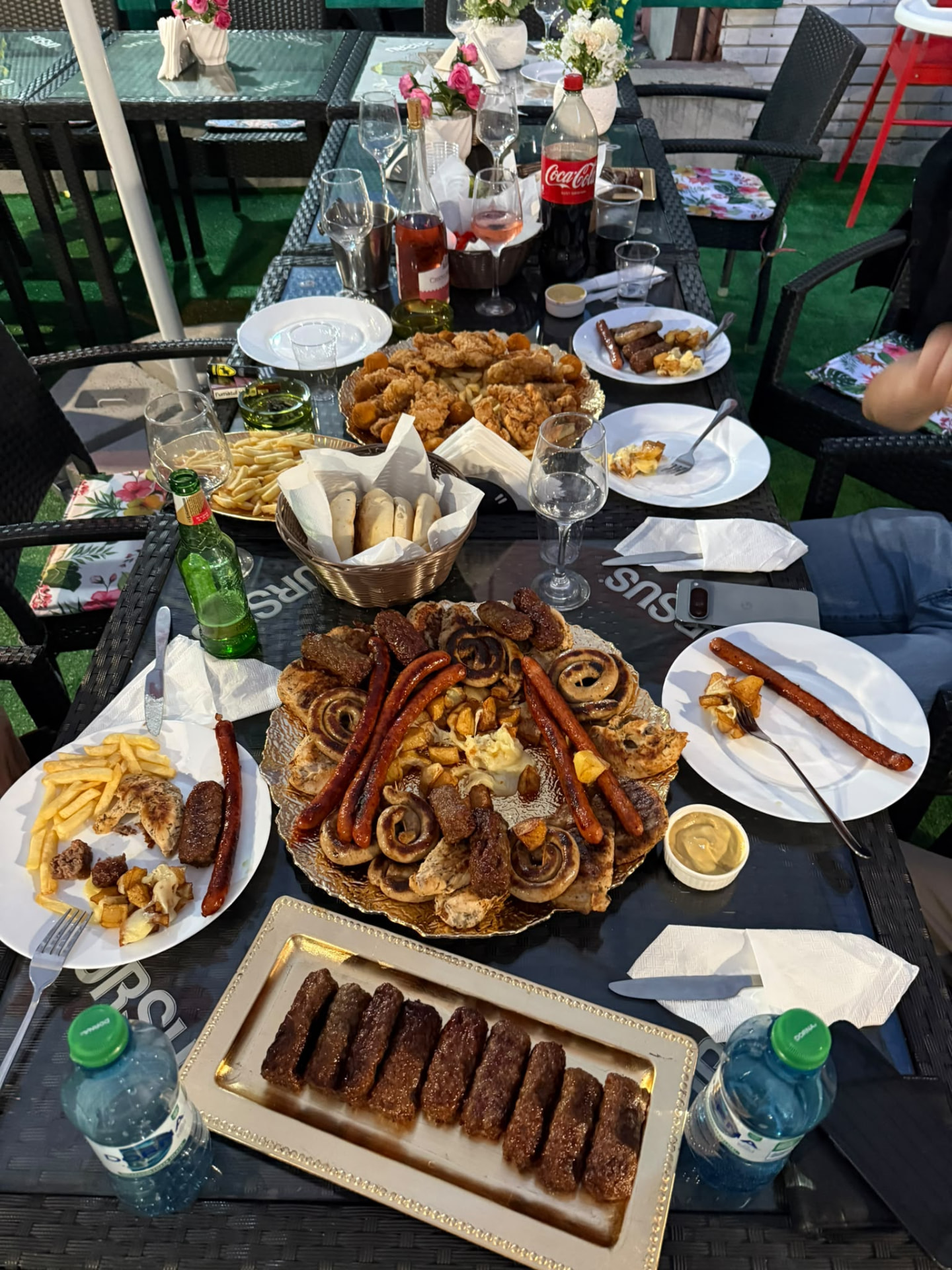 Masă pregătită cu platouri pe terasă